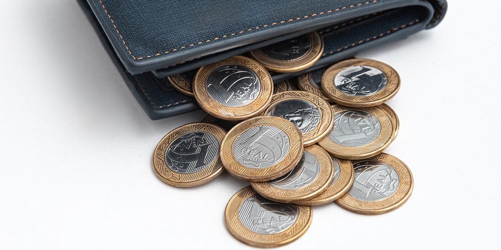 carteira em cima da mesa com moedas
