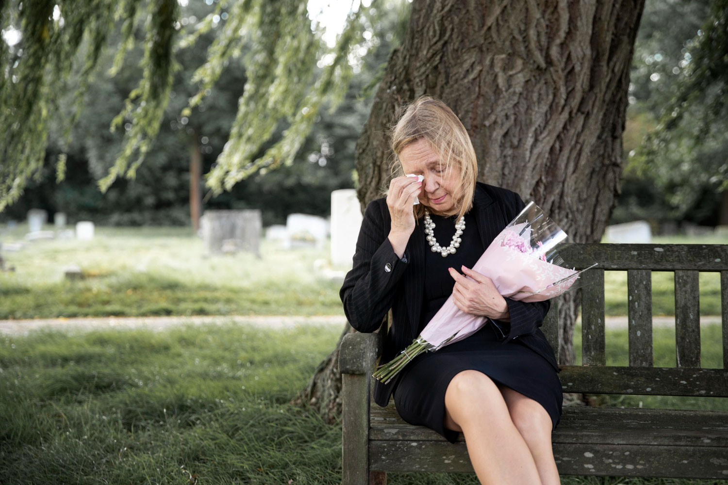 Uma imagem de mulher chorando representando luto dia das mães