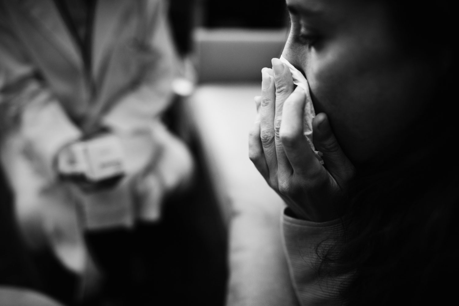 Imagem de uma mulher fazendo terapia do luto.