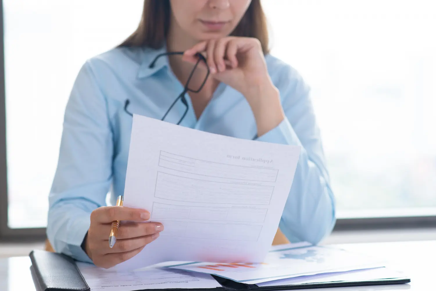 Imagem de uma mulher lendo um documento sobre diretiva antecipada de vontade