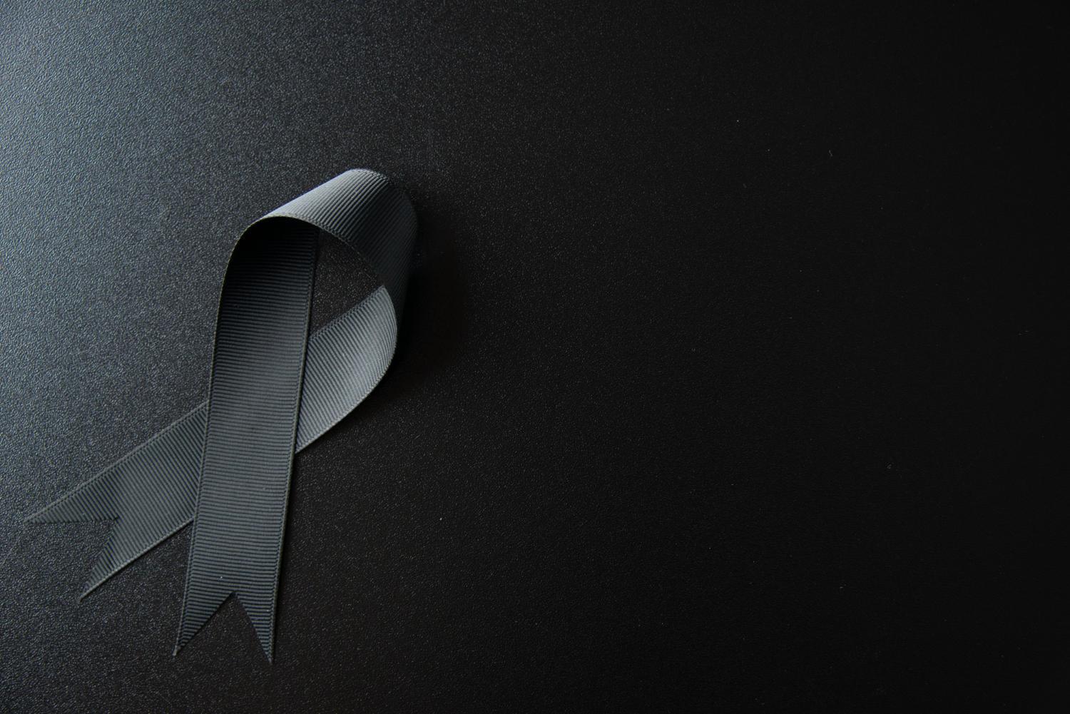 Imagem preta com símbolo do luto