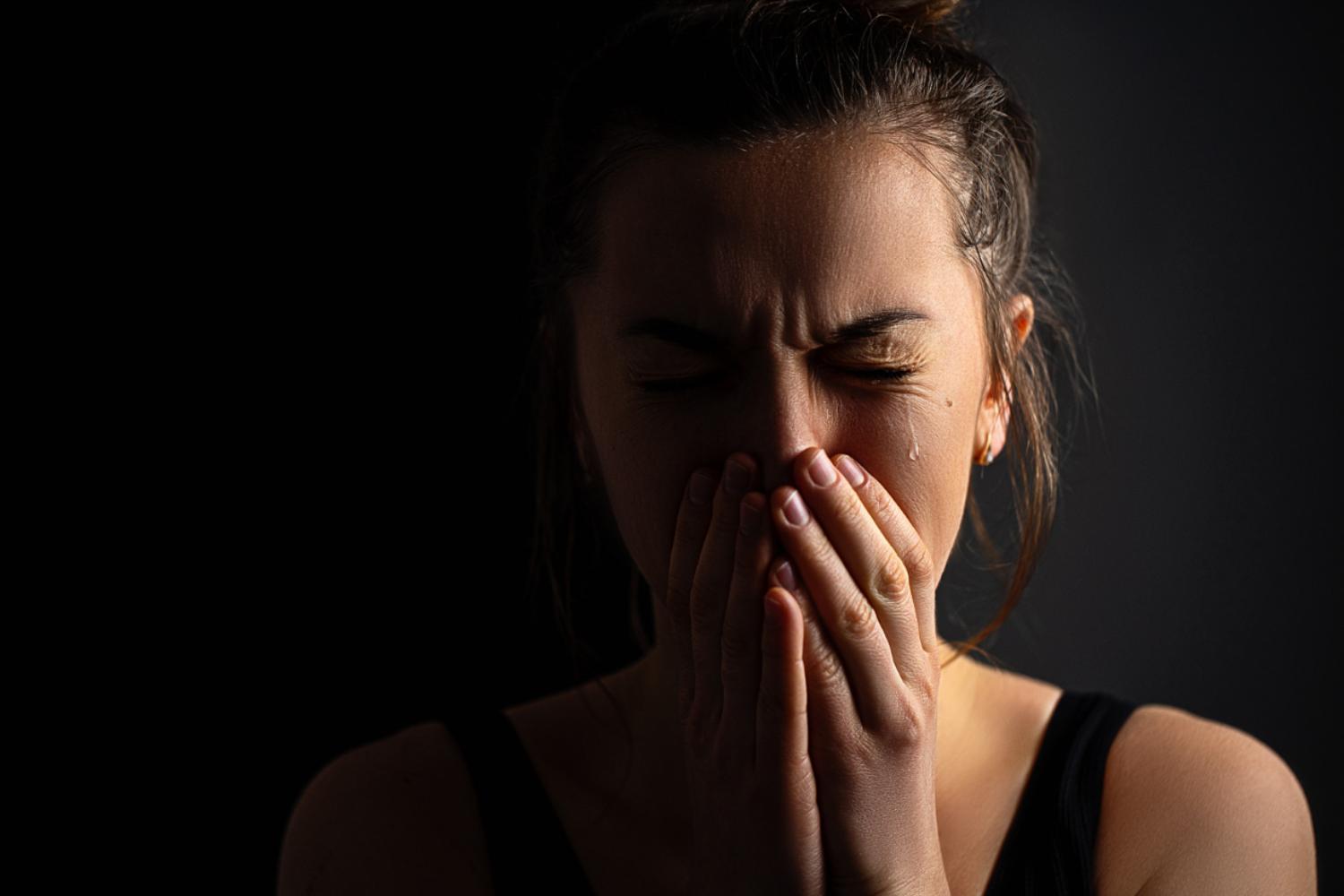 Imagem de uma mulher chorando, representando o luto patológico