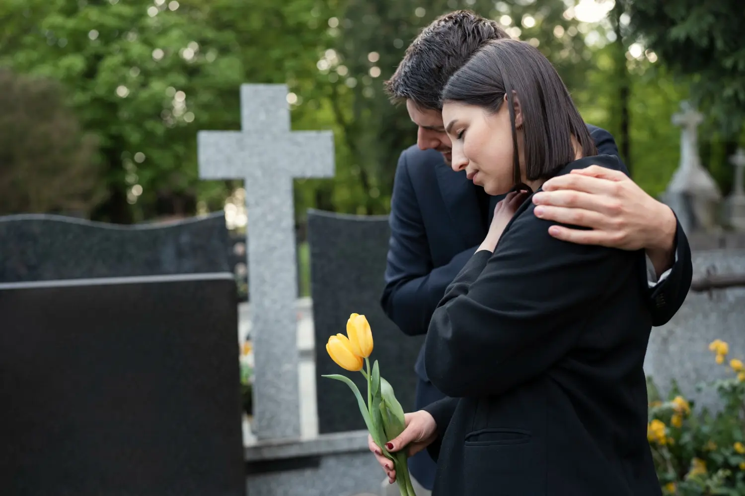 Homem consolando mulher no luto pela perda de um ente querido